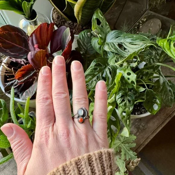 Ring - Vintage Sterling Silver Coral & Mother of Pearl Ring (Size 6) - Picture 2 of 2